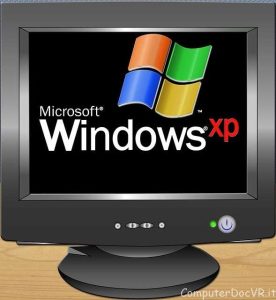 grafica con vecchio display del computer che carica windows xp: attenzione ad aggiornare il sistema operativo